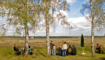 Der Blick vom Gasthaus auf die weiten Magerrasen