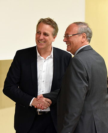 Niedersachsens Umweltminister Stefan Wenzel bedankte sich bei Dr. Johann Schreiner für 25 Jahre engagierte Arbeit im Naturschutz