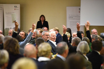 Rund 200 Gäste waren gekommen, um Dr. Johann Schreiner in den Ruhestand zu verabschieden, darunter auch zahlreiche Freunde und ehemaligen Kollegen aus Bayern.