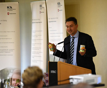Ansgar Wimmer, Vorstandsvorsitzender der Alfred Toepfer Stiftung präsentierte kleine Geschenke, die jeweils für ein Verdienst Johann Schreiners stehen, hier Suppen aus dem südosteuropäischen Raum für die Förderung der internationalen NatuRegio-Proj
