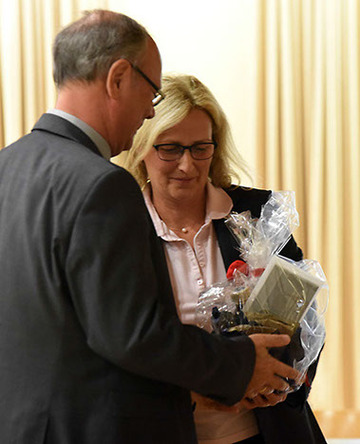 Schneverdingens Bürgermeisterin Meike Moog-Steffens lobte das Engagement Schreiners für die Region und überreichte das Präsent der Stadt Schneverdingen.