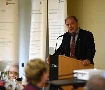 Carl-Wilhelm Bodenstein-Dresler, Geschäftsführer des Bund für Umwelt und Naturschutz in Niedersachsen, hob in seinem Grußwort die Kompetenz Schreiners, zwischen Menschen vermitteln zu können, hervor.