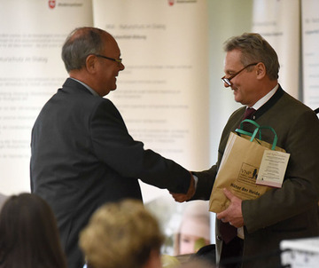 Mathias Zimmermann, Geschäftsführer des Verein und Stiftung Naturschutzpark Lüneburger Heide, überreichte als Dank für das Engagement, insbesondere bei der Renaturierung der ehemaligen Roten Flächen, regionale Produkte der Heide.