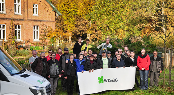 Das WISAG-Team mit Mitarbeitern der NNA nach dem Pflegeeinsatz im Bauerngarten von Hof Möhr