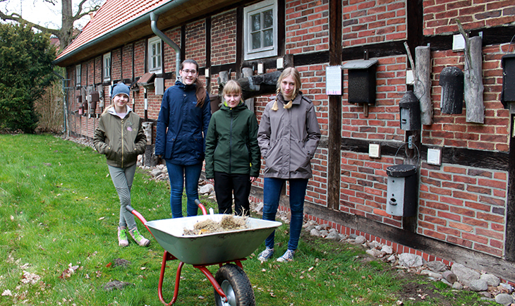 Die vier jungen Teilnehmerinnen bei ihrem Einsatz auf Hof Möhr